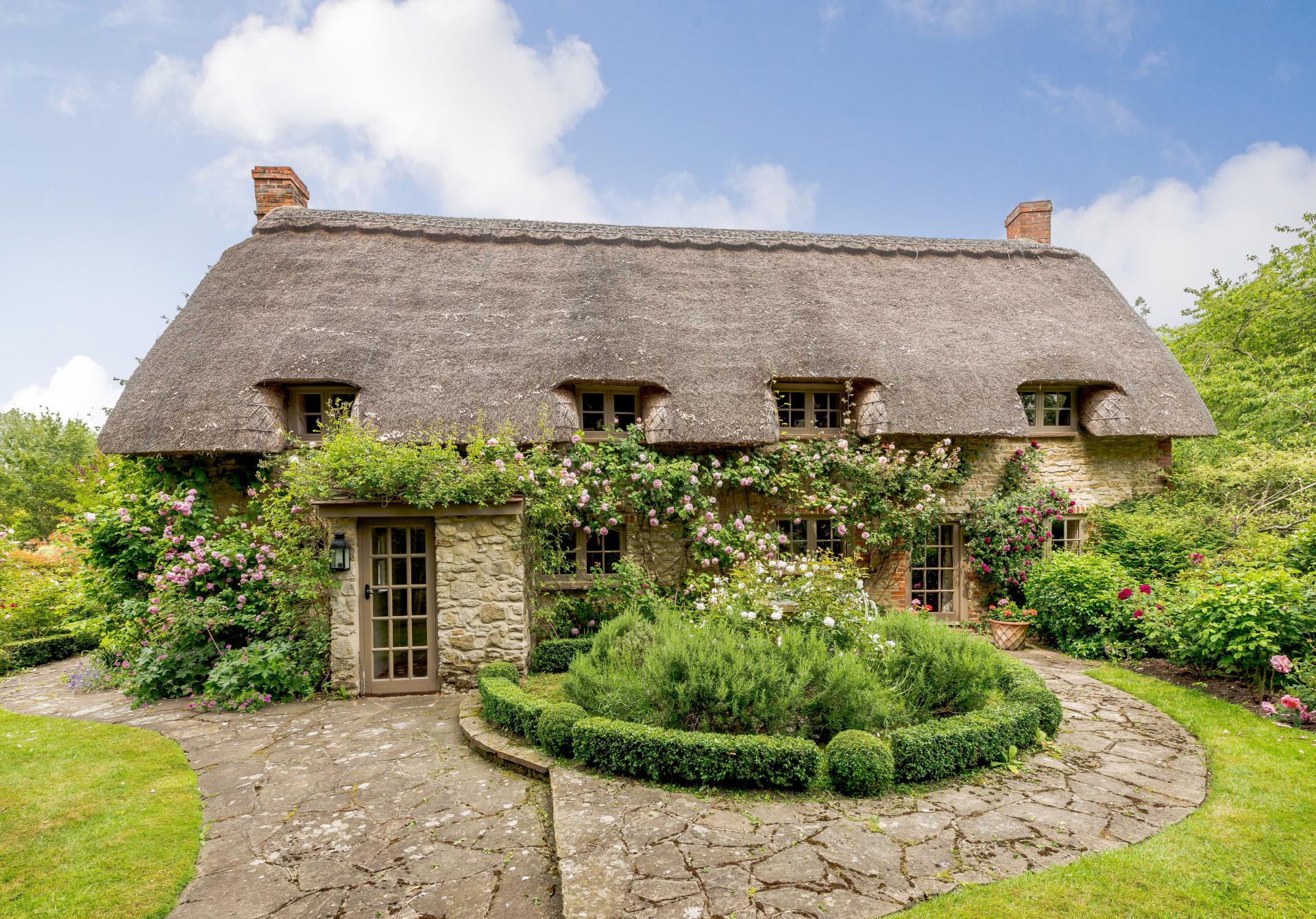 cottage_with_thatched_roof__and_flowers