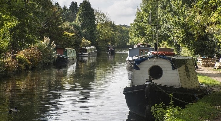 narrow_canal_boats_in_colne_valley_park