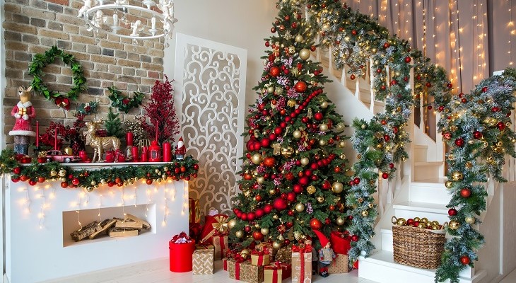 white_room_interior_in_red_tones_with_tree_decorat