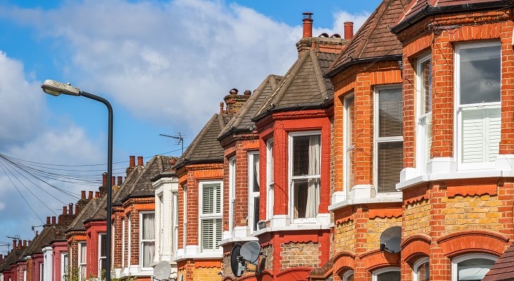 a_row_of_red_brick_british_terraced_houses_in_lond