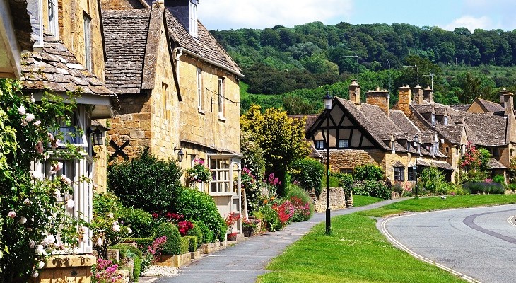pretty_village_houses_in_england