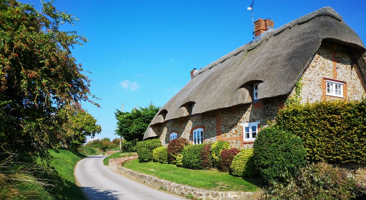 beautiful_country_lane_cottage_with_thatched_roof